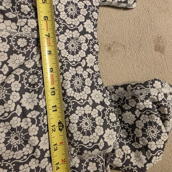 🌸 Lululemon Floral Crop Leggings Size 6 | Grey & White Print - Picture 5 of 10